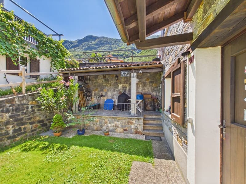 A small Ticinese gemstone in stone with private garden (13)