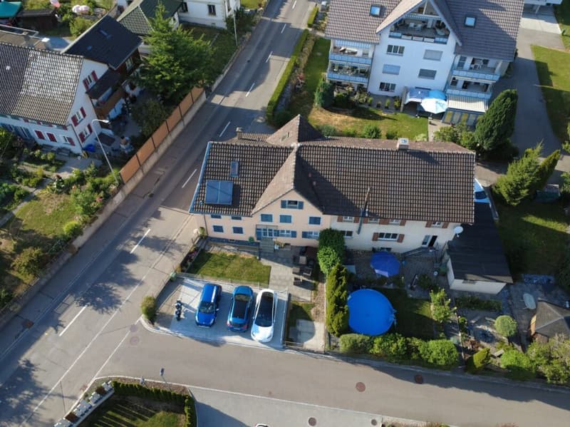 Autoabstellplatz hinter Haus