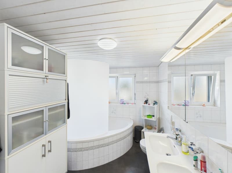 Badezimmer mit Badewanne und WC