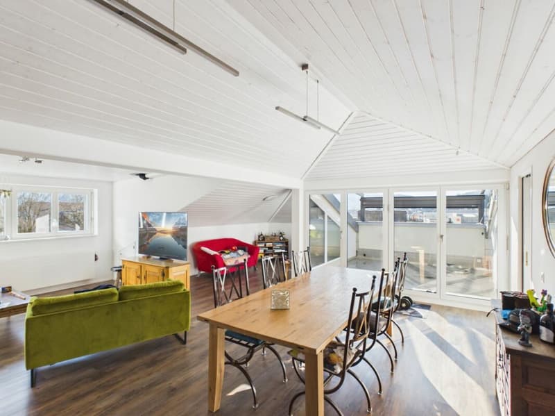 Wohn- und Esszimmer mit Balkon