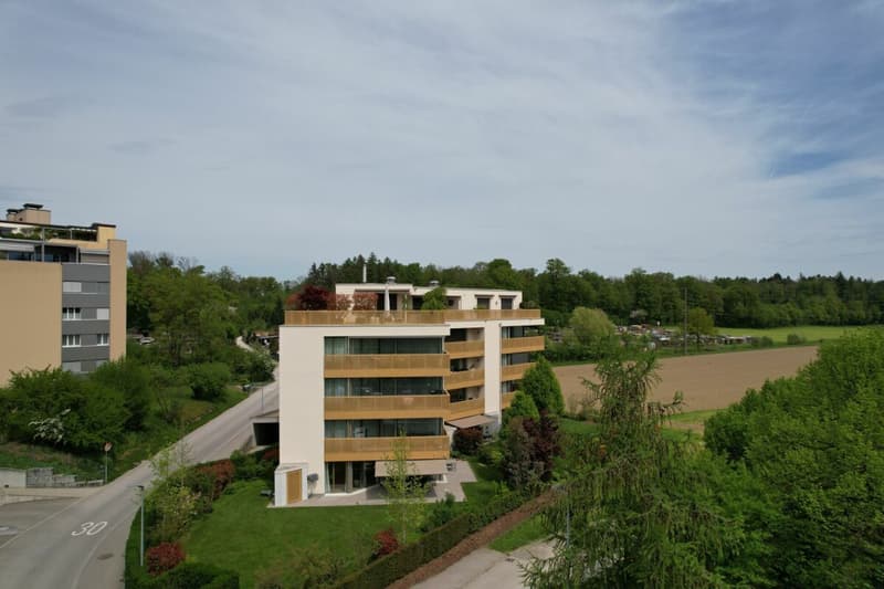 Elegante 2.5-Zimmer-Wohnung mit Balkon und Blick ins Grüne (2)
