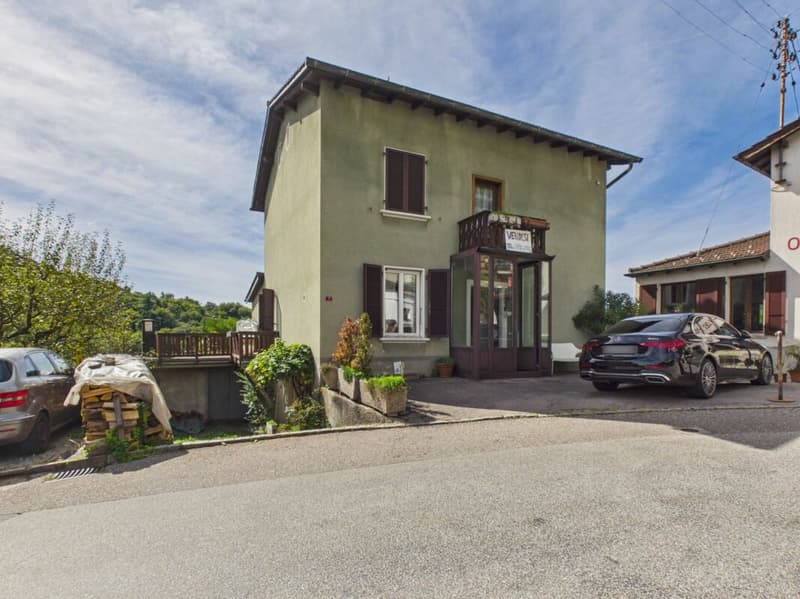 Casa unifamiliare con luminoso giardino d'inverno, posto auto e piccola area di verde privato (16)