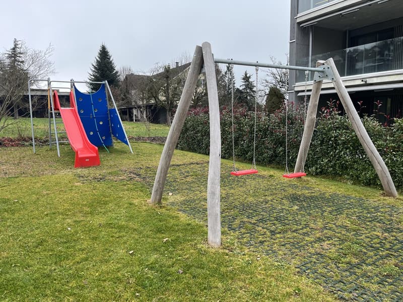 Appartamento di 4,5 locali di valore nuovo con ampio balcone (vista sulla montagna e sul lago) e 2 posti auto in parcheggio sotterraneo. (23)