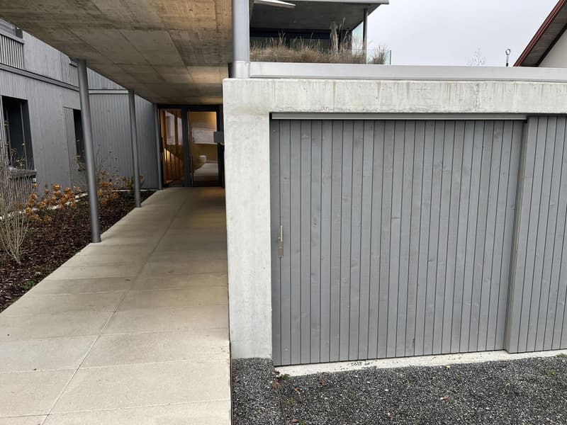 Appartamento di 4,5 locali di valore nuovo con ampio balcone (vista sulla montagna e sul lago) e 2 posti auto in parcheggio sotterraneo. (5)