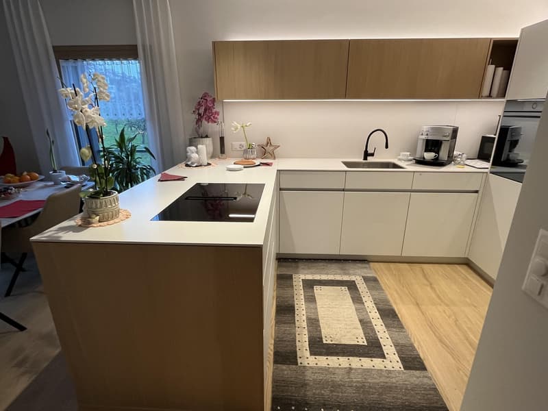 Appartamento di 4,5 locali di valore nuovo con ampio balcone (vista sulla montagna e sul lago) e 2 posti auto in parcheggio sotterraneo. (13)