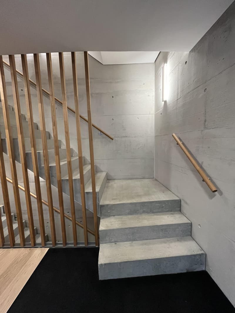 Appartamento di 4,5 locali di valore nuovo con ampio balcone (vista sulla montagna e sul lago) e 2 posti auto in parcheggio sotterraneo. (6)