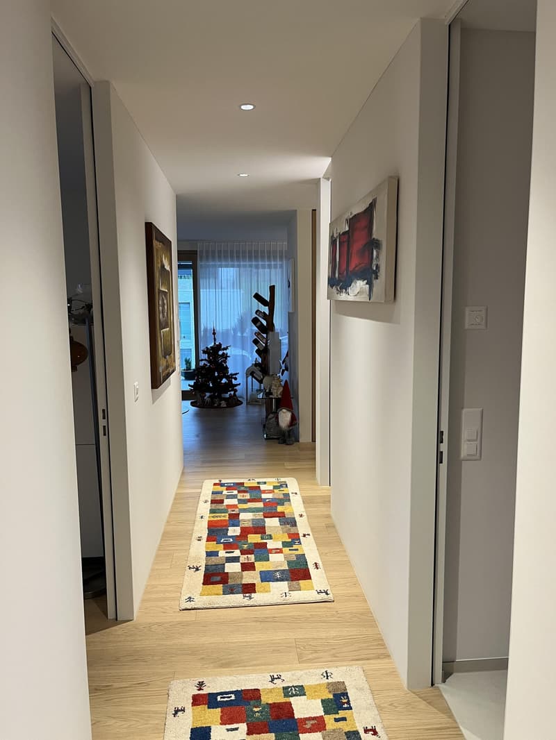 Appartamento di 4,5 locali di valore nuovo con ampio balcone (vista sulla montagna e sul lago) e 2 posti auto in parcheggio sotterraneo. (8)