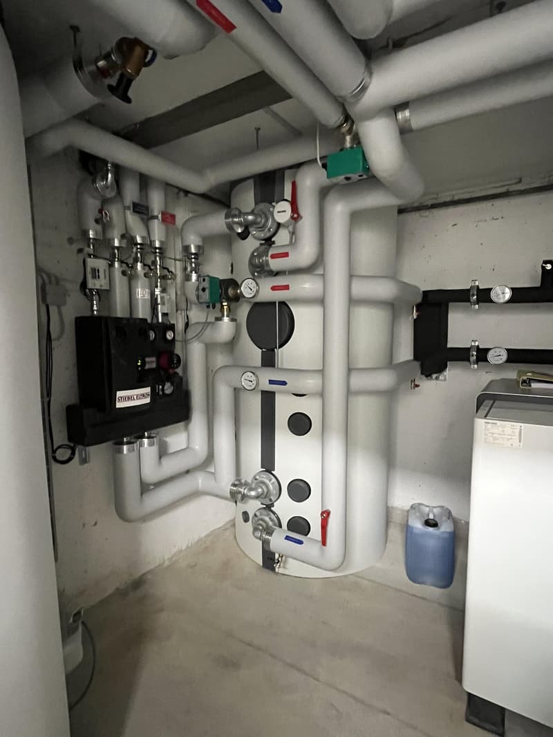 Appartamento di 4,5 locali di valore nuovo con ampio balcone (vista sulla montagna e sul lago) e 2 posti auto in parcheggio sotterraneo. (22)