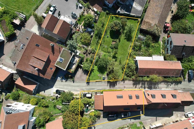 Neighborhood with multiple houses and a driveway with parking in front of the houses