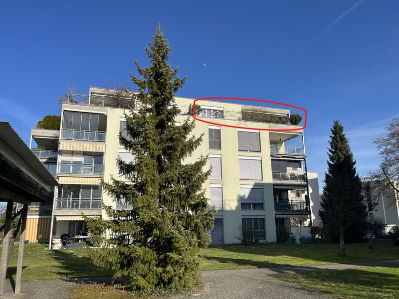 Sunny 4.5-room attic apartment with large terrace and parking space in the underground garage. (24)