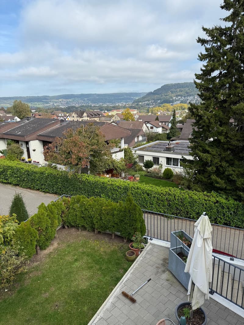 Zwei-Generationen-Haus an ruhiger Hanglange. (27)