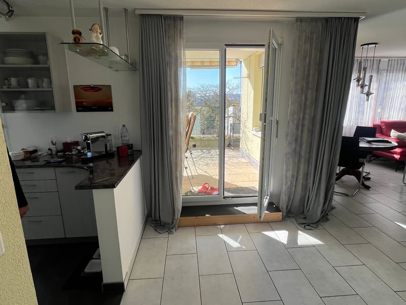 Appartement en attique de 4,5 pièces ensoleillé avec grande terrasse et place de parking dans le garage souterrain. (10)