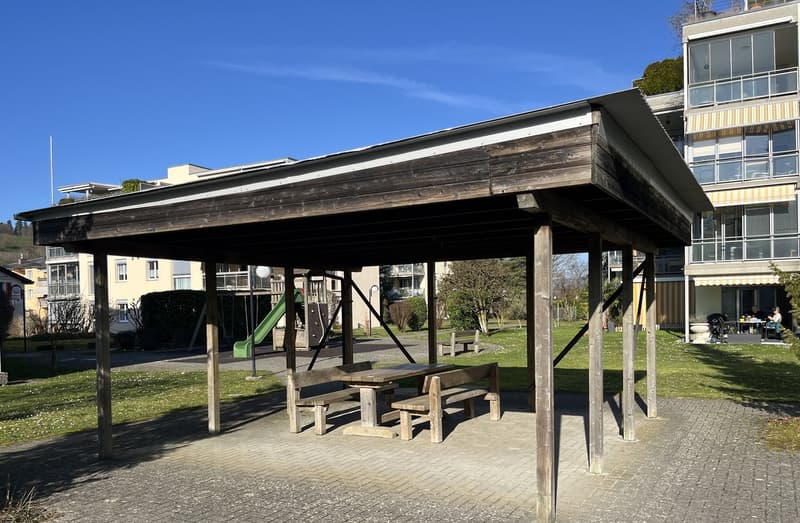Appartement en attique de 4,5 pièces ensoleillé avec grande terrasse et place de parking dans le garage souterrain. (23)