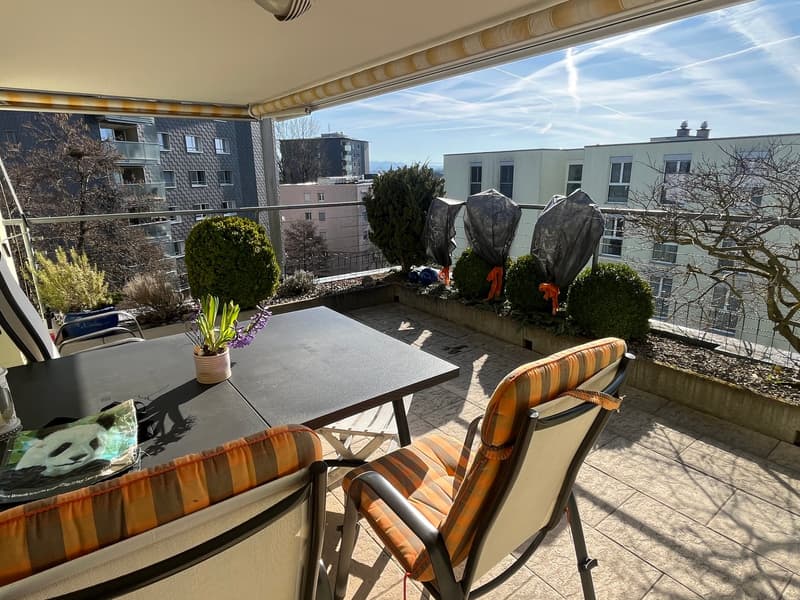 Appartement en attique de 4,5 pièces ensoleillé avec grande terrasse et place de parking dans le garage souterrain. (17)