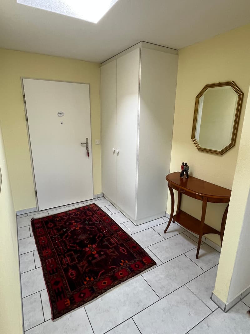 Appartement en attique de 4,5 pièces ensoleillé avec grande terrasse et place de parking dans le garage souterrain. (4)