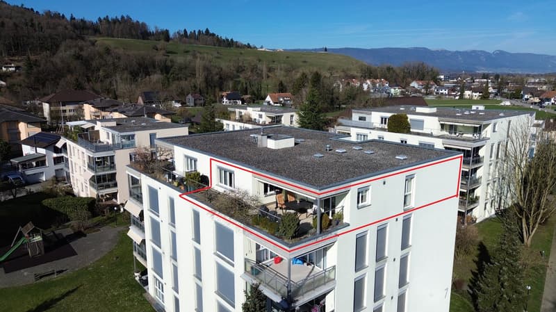 Appartement en attique de 4,5 pièces ensoleillé avec grande terrasse et place de parking dans le garage souterrain. (25)