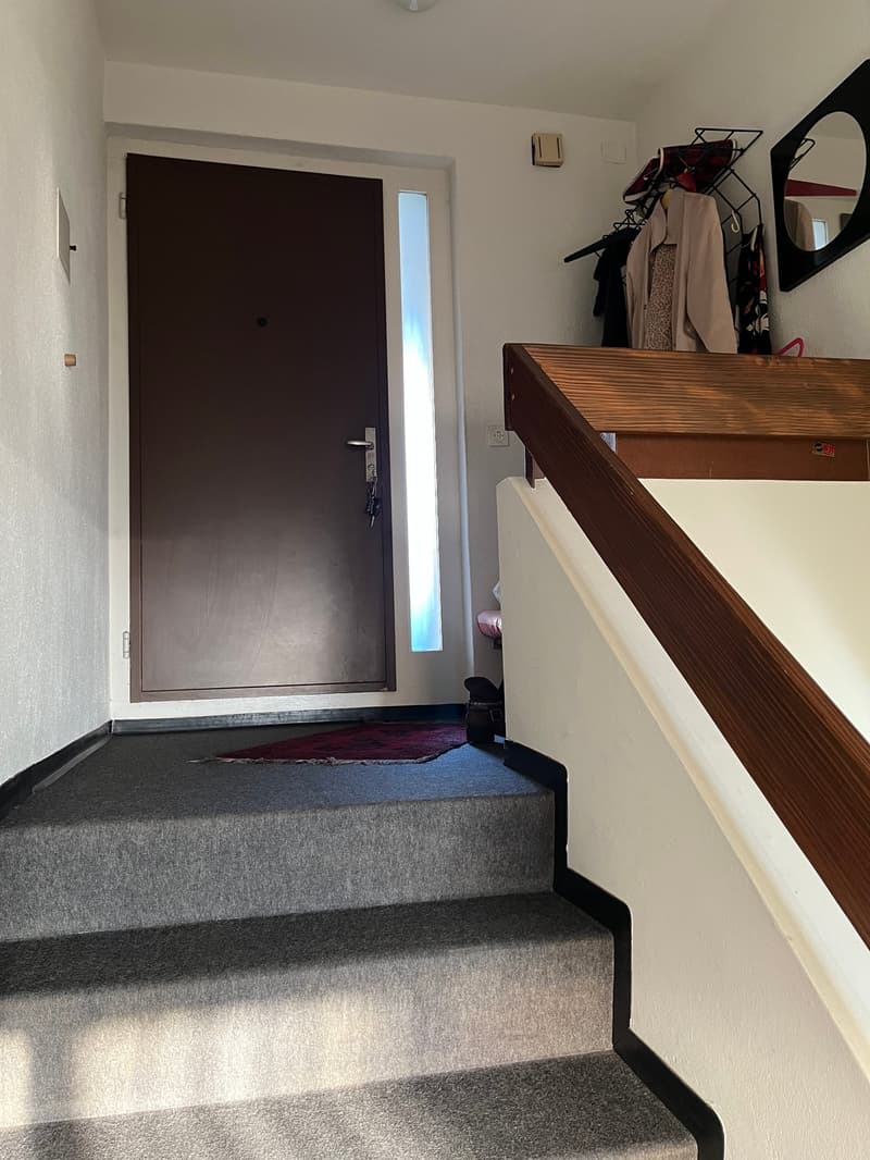 5.5-room maisonette apartment with garden seating area high above Lake Greifensee. (4)