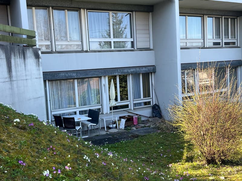 5.5-room maisonette apartment with garden seating area high above Lake Greifensee. (19)