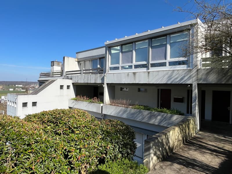 5.5-room maisonette apartment with garden seating area high above Lake Greifensee. (2)