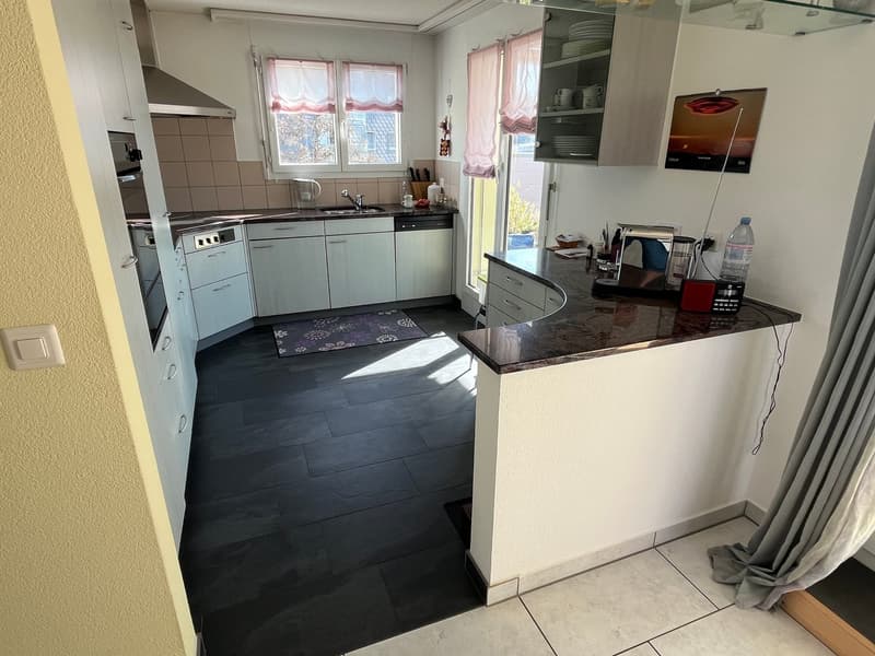 Appartement en attique de 4,5 pièces ensoleillé avec grande terrasse et place de parking dans le garage souterrain. (7)