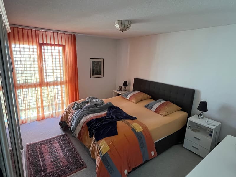 Appartement en attique de 4,5 pièces ensoleillé avec grande terrasse et place de parking dans le garage souterrain. (11)
