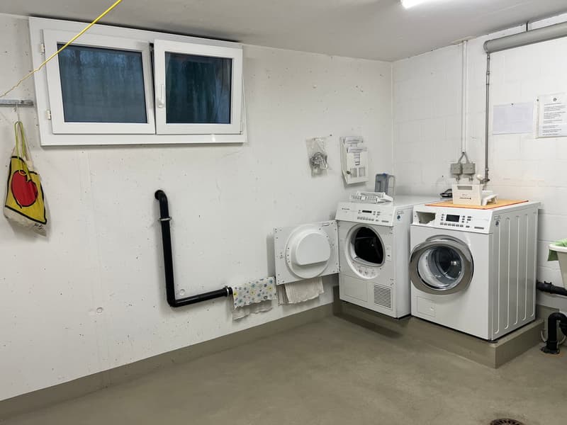 Appartement en attique de 4,5 pièces ensoleillé avec grande terrasse et place de parking dans le garage souterrain. (19)