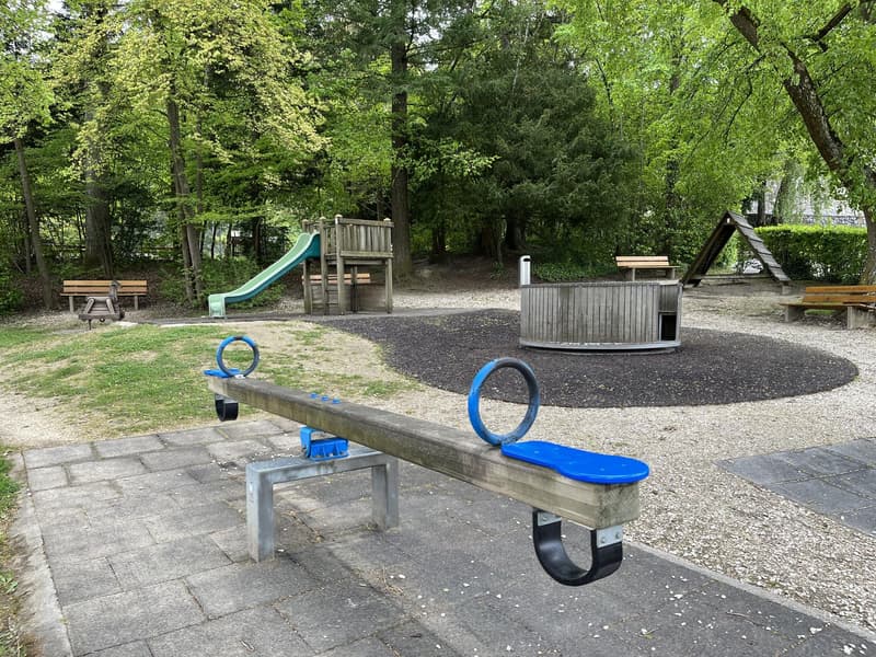 Öffentlicher Spielplatz und Feuerstelle in nächster Nähe.