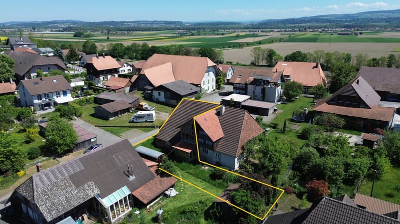 Bauernhausteil zum selber fertig ausbauen an ruhiger Lage mit schönem Garten. (2)