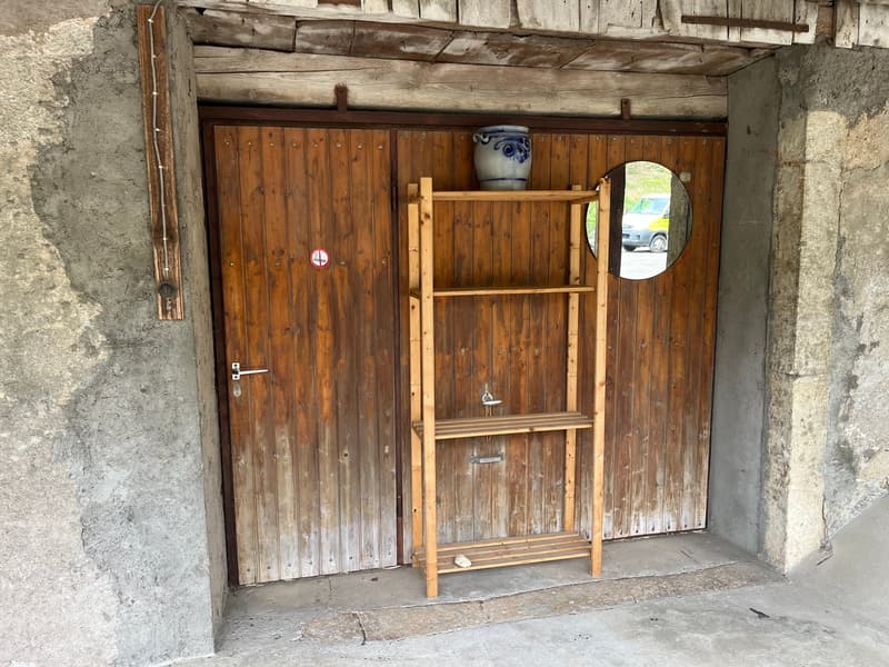 Bauernhaus mit 2 Wohnungen und Restaurant (mit weiteren Wohnungen ausbaubar). (32)