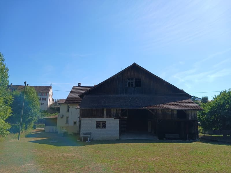 Bauernhaus mit 2 Wohnungen und Restaurant (mit weiteren Wohnungen ausbaubar). (43)