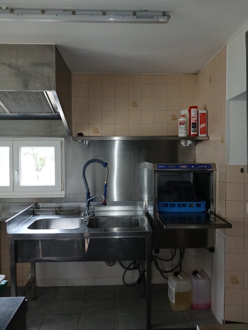 Bauernhaus mit 2 Wohnungen und Restaurant (mit weiteren Wohnungen ausbaubar). (49)