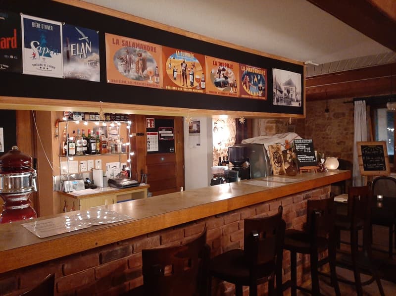 Bauernhaus mit 2 Wohnungen und Restaurant (mit weiteren Wohnungen ausbaubar). (45)