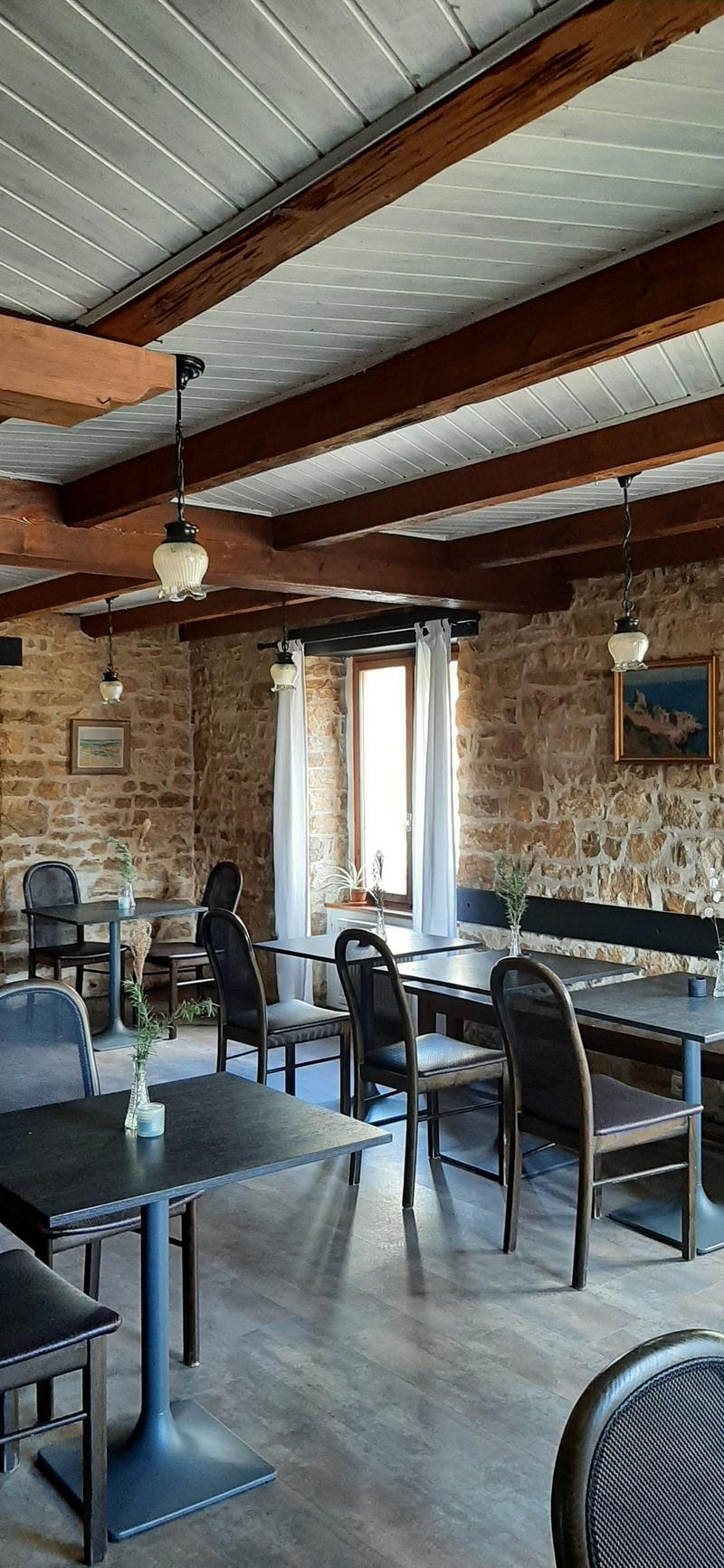 Bauernhaus mit 2 Wohnungen und Restaurant (mit weiteren Wohnungen ausbaubar). (46)