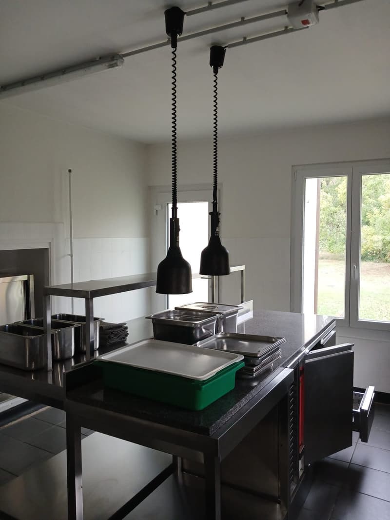 Bauernhaus mit 2 Wohnungen und Restaurant (mit weiteren Wohnungen ausbaubar). (50)