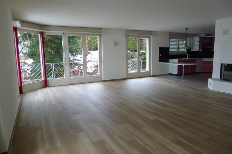 Grosse 4-Zimmer-Wohnung mit Balkon und Kamin, TOP-Lage in Steffisburg (1)