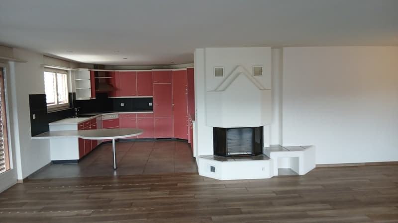 Grosse 4.5 -Zimmer-Wohnung mit Balkon und Kamin, TOP-Lage in Steffisburg (2)