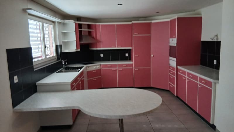 Grosse 4.5 -Zimmer-Wohnung mit Balkon und Kamin, TOP-Lage in Steffisburg (1)