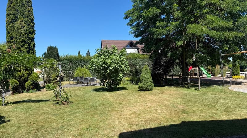 Nebst der eigenen Terrasse hat die Liegenschaft auch einen Gemeinschaftsgarten, der zum verweilen einlädt.