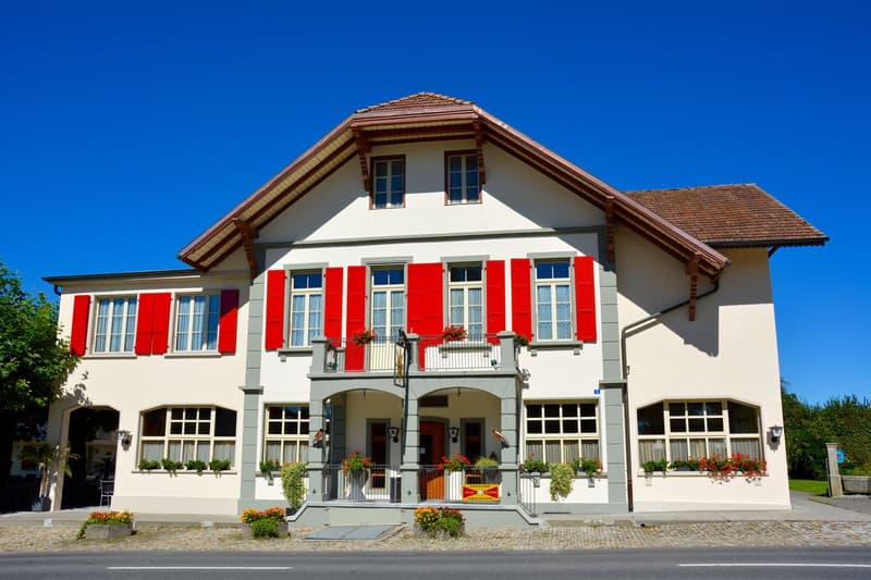 Ex Gasthof Sternen. Die Duplex-Wohnung ist links wie ein separater Hausteil.