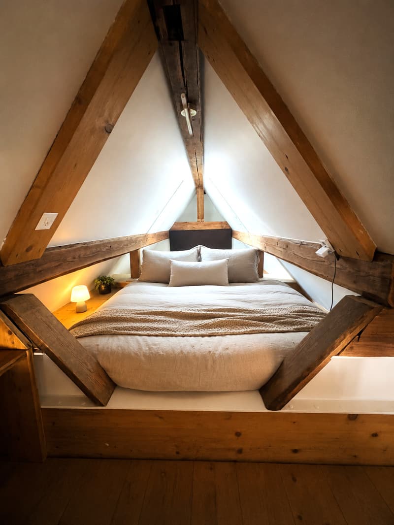 Stimmige 2.5-Dachwohnung mit Galerie und viel Charme (4)