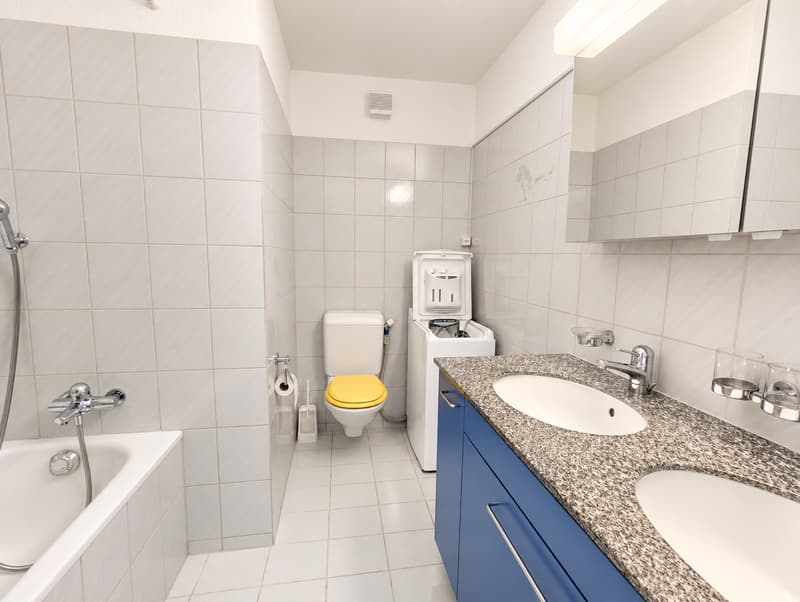 Bad mit Badewanne und Waschmaschine