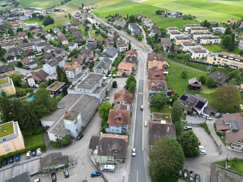 Das erste Haus auf der rechten Strassenseite ist die beschreibene Liegenschaft. Der Bahnhof ist weiter hinten zu sehen.