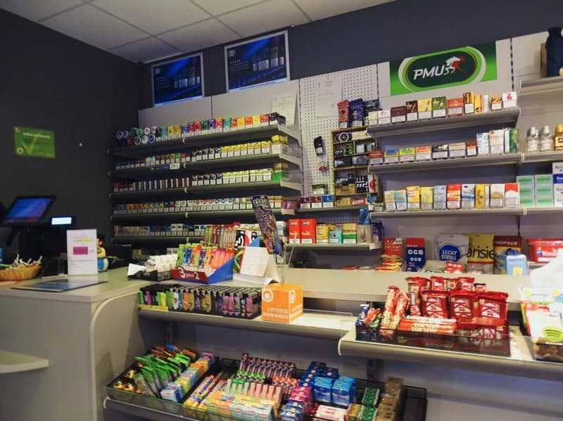 Store with kiosk service in a shopping center (1)