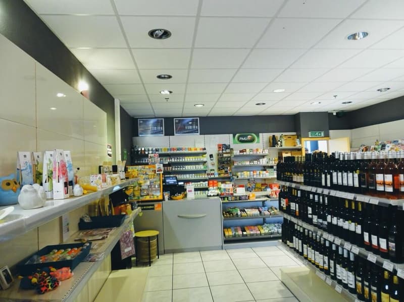 Store with kiosk service in a shopping center (3)