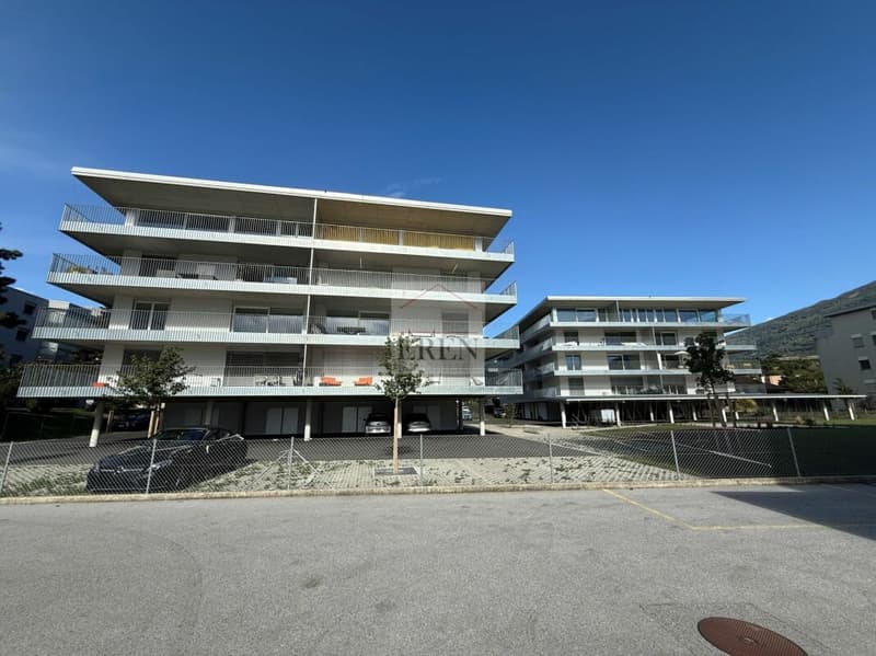 Attico luminoso con 4 locali, balcone-terrazza vitrata di 45m2 e finitura di alta qualità (9)