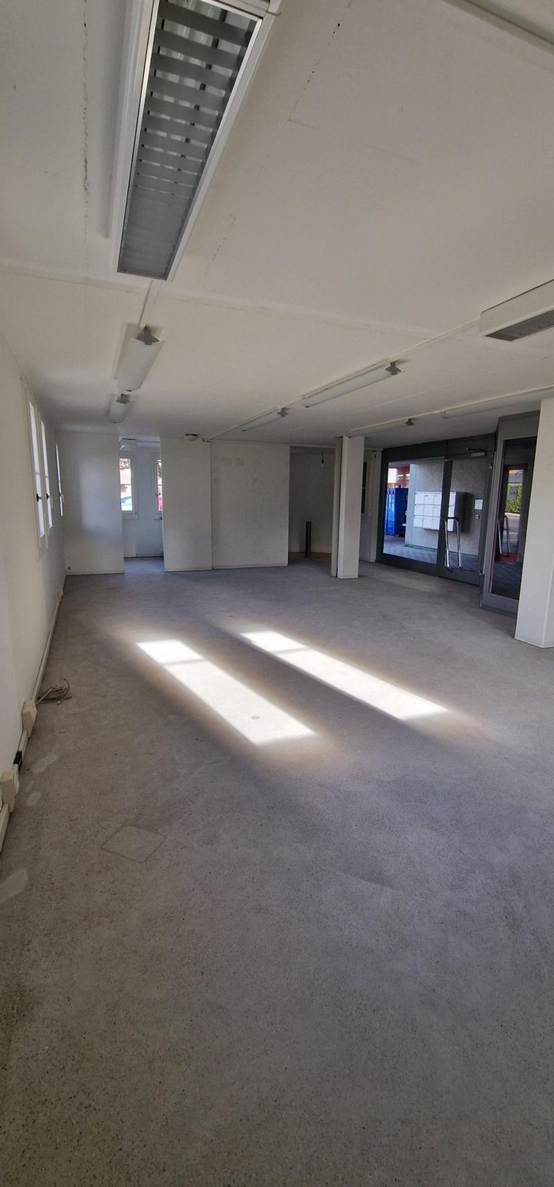 Spazio commerciale nel centro del villaggio di Bonstetten (5)
