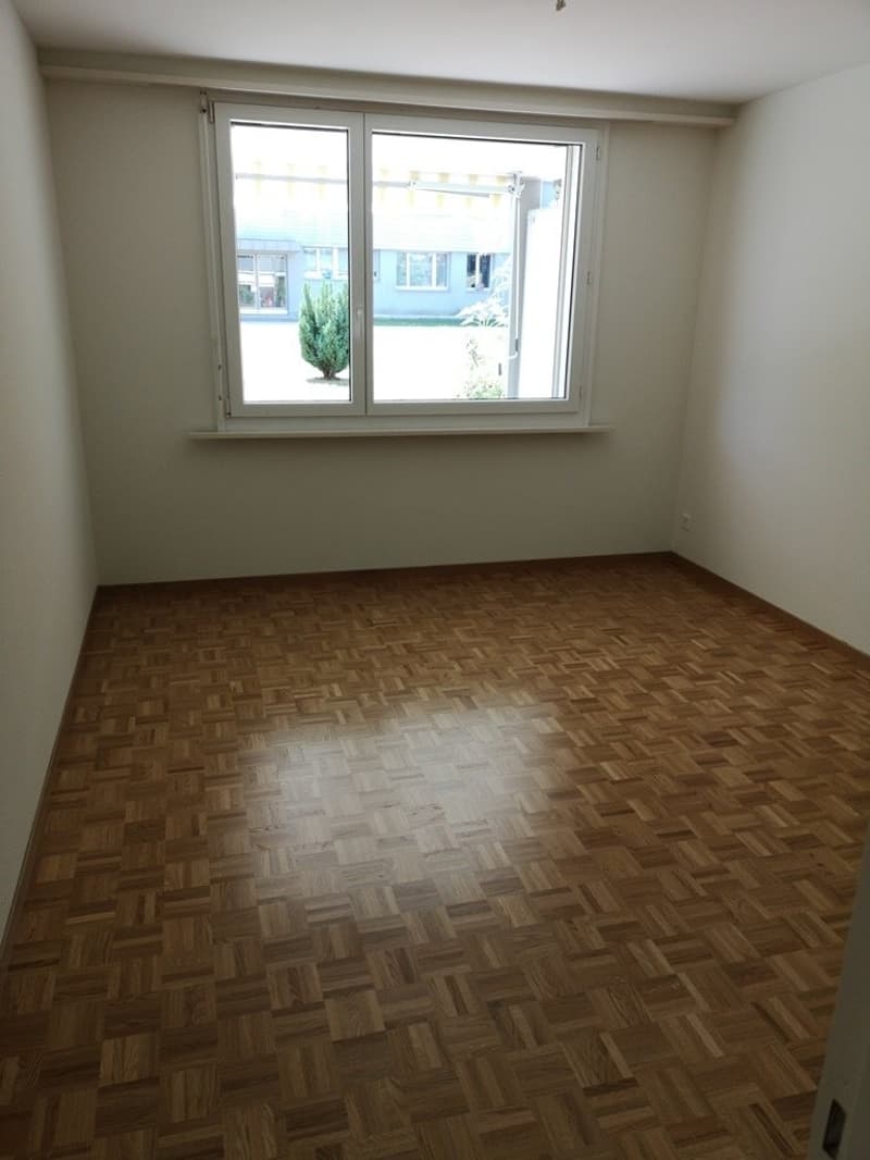 Grosszügige Wohnung mit Gartensitzplatz und Balkon zu vermieten (5)
