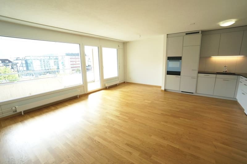 mit Lift, offener Küche, Geschirrspüler, Waschmaschine und Balkon (3)