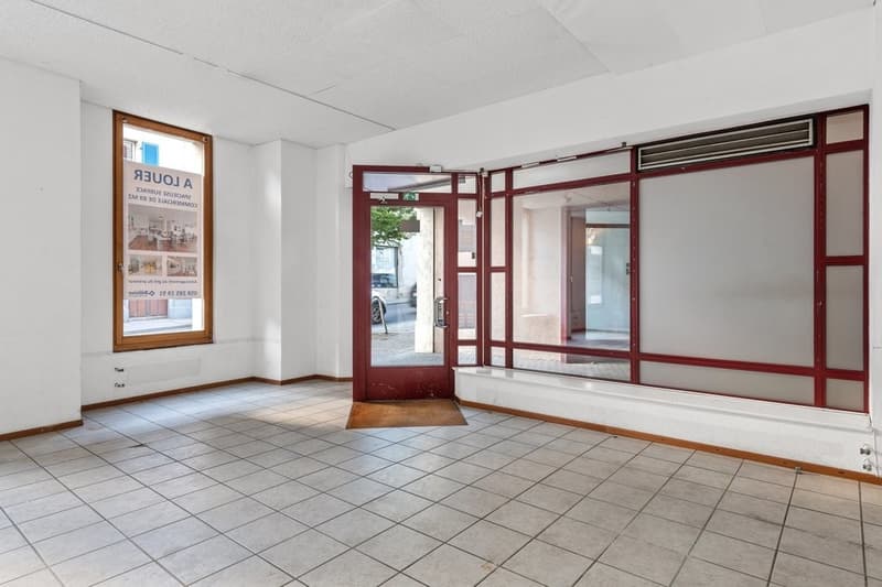 Bella arcata commerciale con vetrina sulla strada (7)