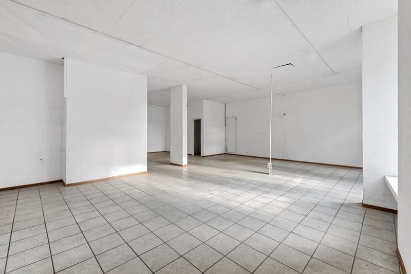 Bella arcata commerciale con vetrina sulla strada (4)